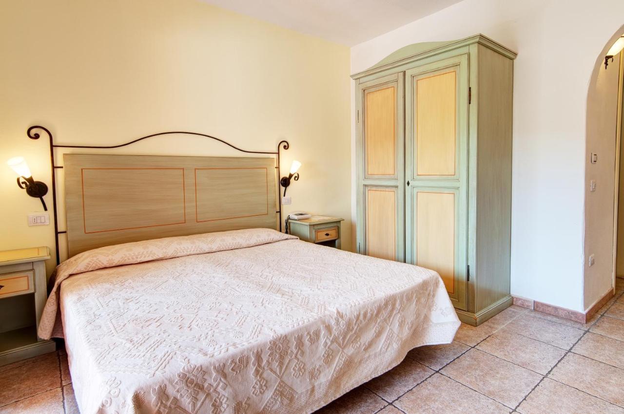 Hotel Li Graniti Baja Sardinia Buitenkant foto